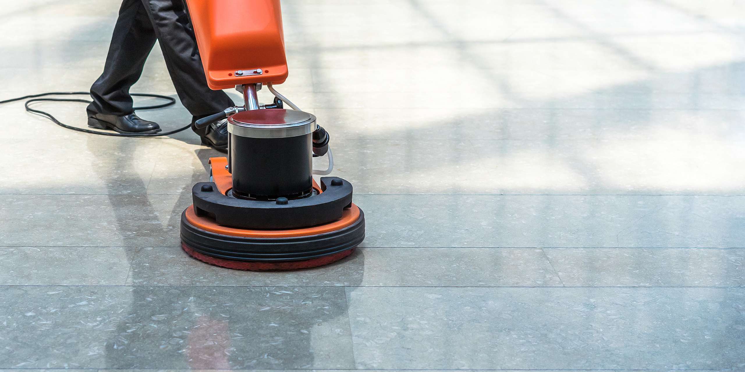 Effiziente Reinigung mit einem Saugroboter im Leasing von Grenke erleben